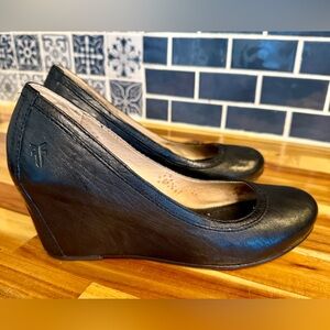 Frye Carson Black Leather Wedge Pumps • Size 7.5